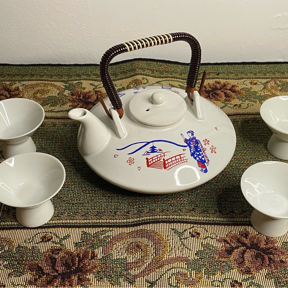 Ceramic Teapot Set with beautiful Design.